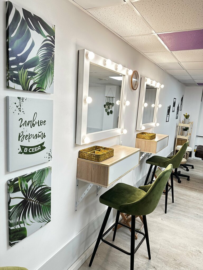 Интерьер студии Solnbeauty: зеркала и рабочие места мастеров