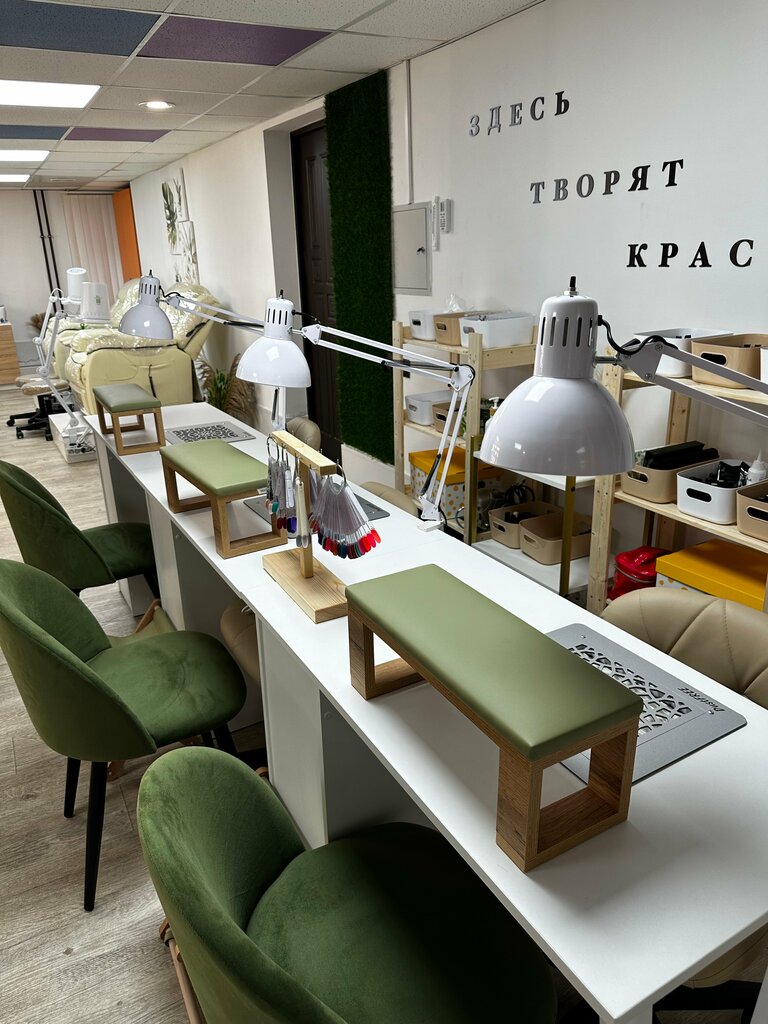 Светлый интерьер студии красоты Solnbeauty с маникюрными столами